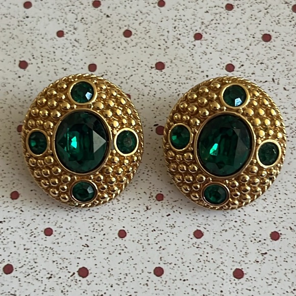 Swavorski emerald green crystals Etruscan Revival goldtone clip earrings - Picture 2 of 9